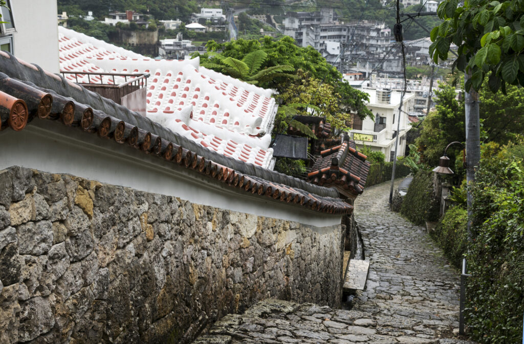 石畳の坂と沖縄の歴史的建造物