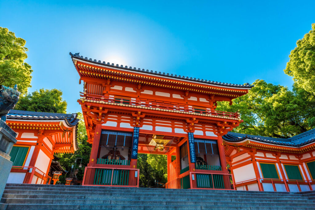 八坂神社の赤い門と青空
