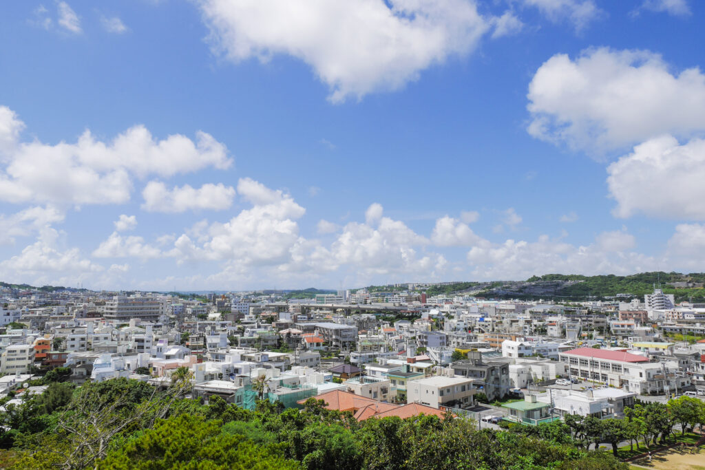 四角い建物が並び立つ宜野湾市の街並み