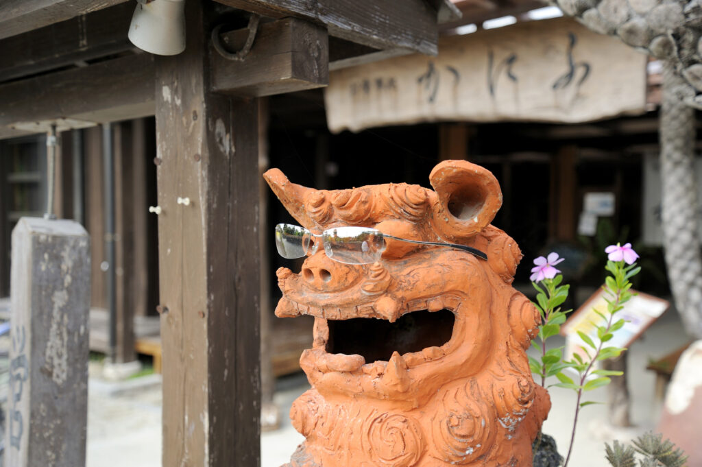 サングラスをかけたシーサー