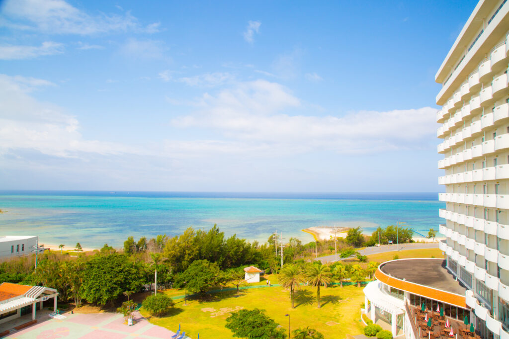 沖縄の観光ホテルから見える海の風景