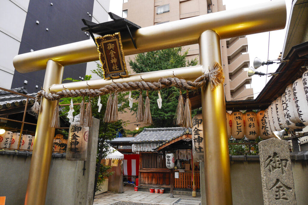 御金神社の黄金の鳥居