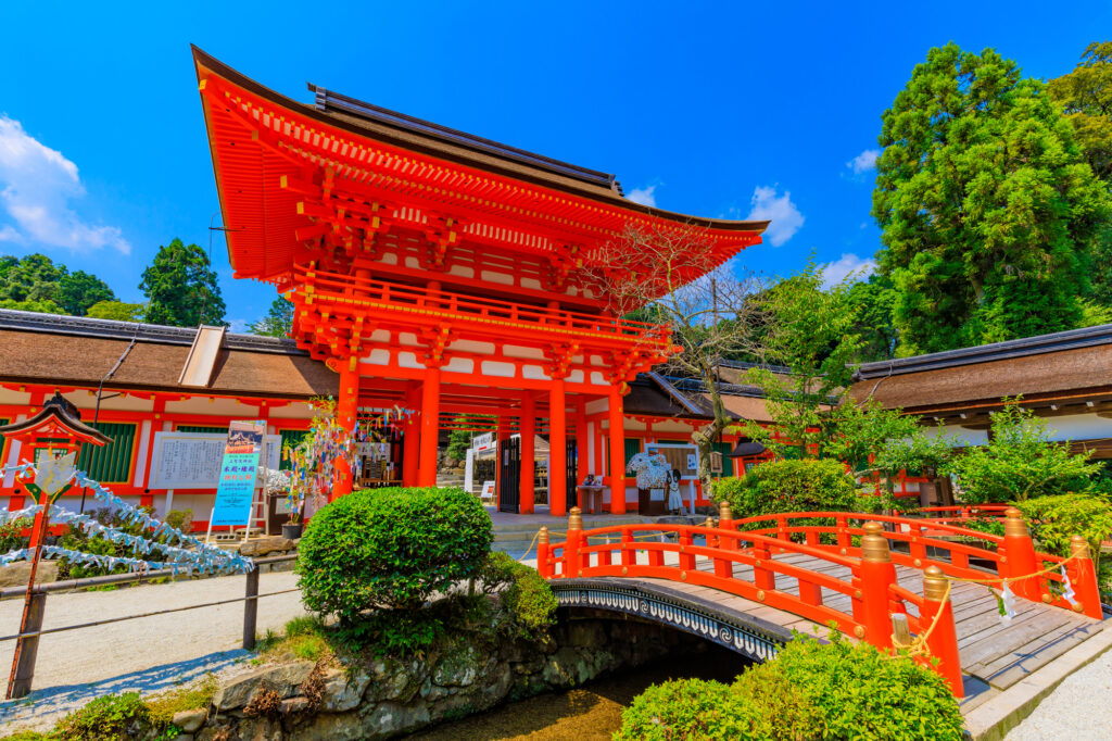上賀茂神社の赤い楼門と赤い橋