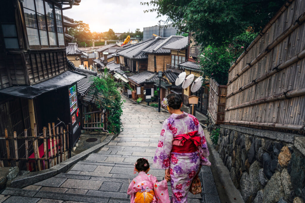 小さなお子さんを連れて歩く京都の観光スポット二年坂