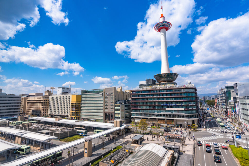 京都駅前の京都タワーと都市風景