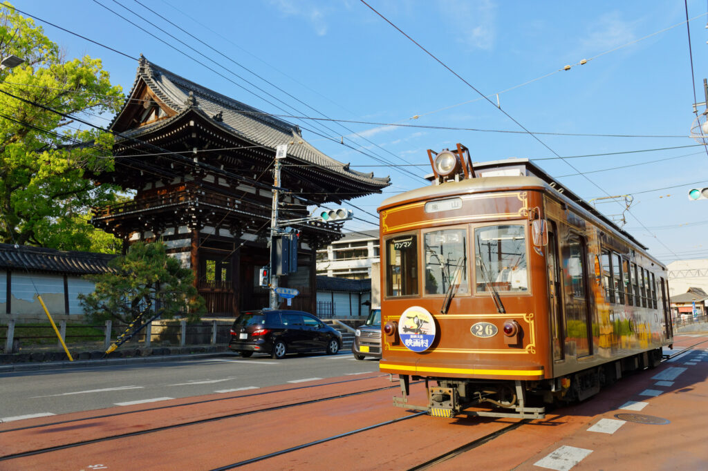 京都の町中を走る路面電車である嵐電