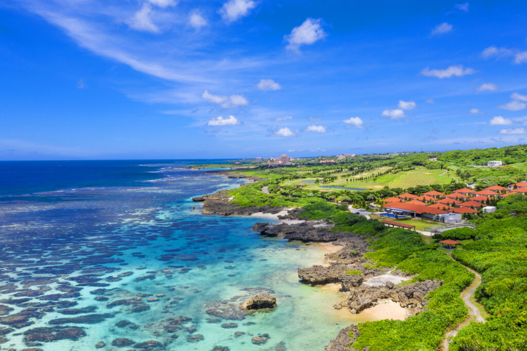 沖縄・宮古島の海岸と美しい青空