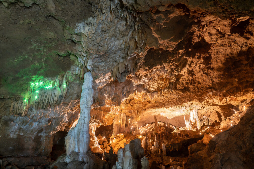 石垣島の鍾乳洞の風景