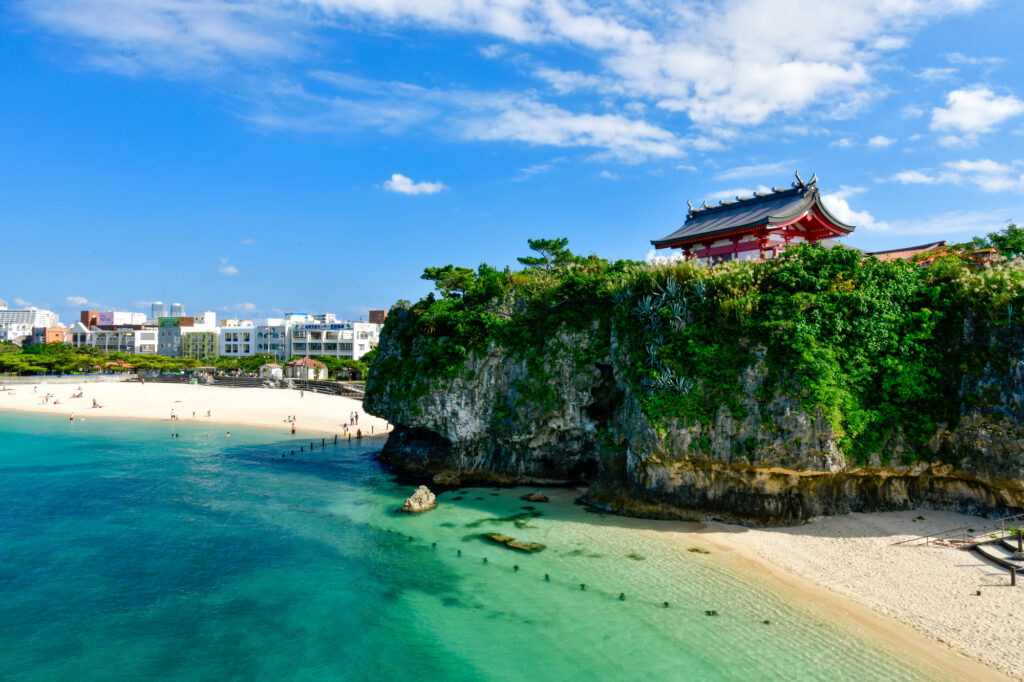 青い海と崖の上の波上宮