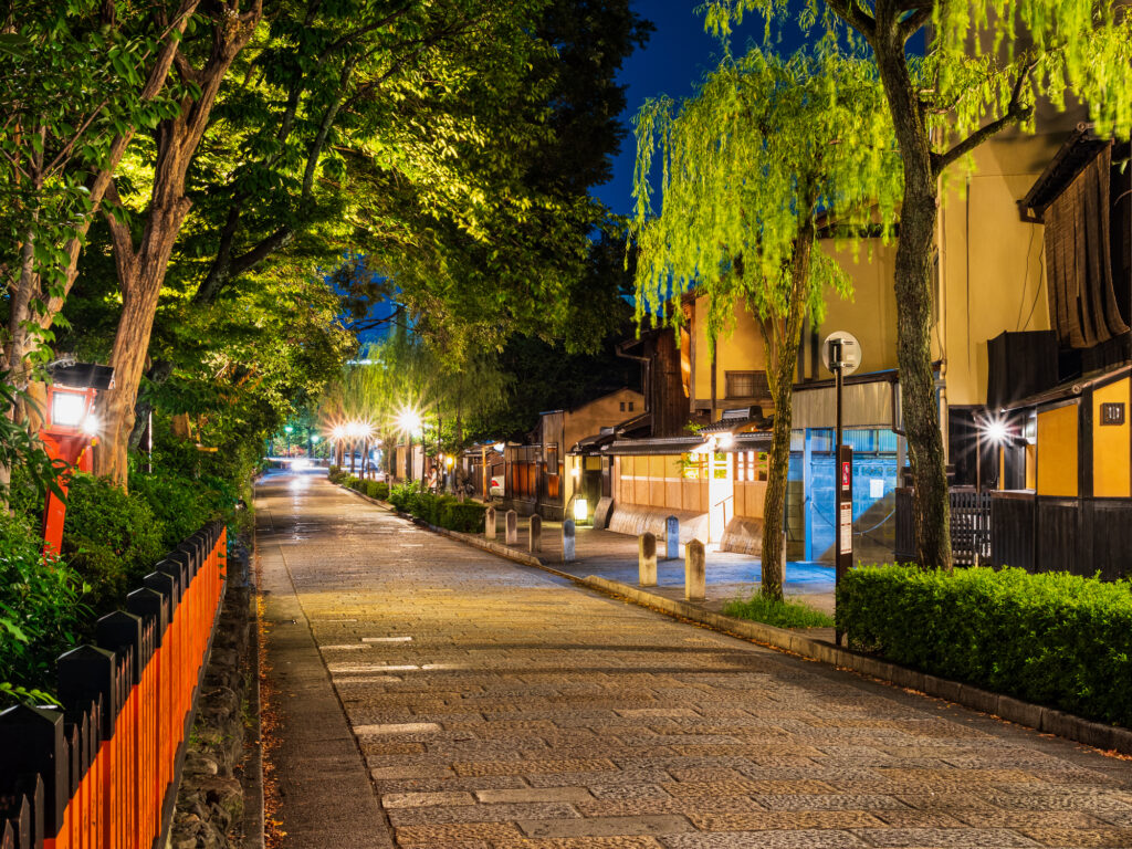 祇園の夜の風情ある街並み