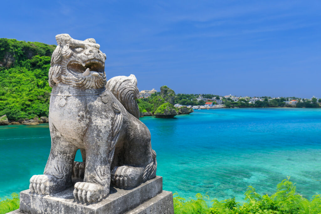 シーサーと背景に広がる青い海