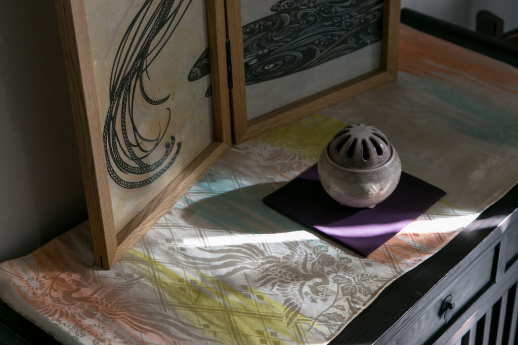 和風な家にあるお香入れ