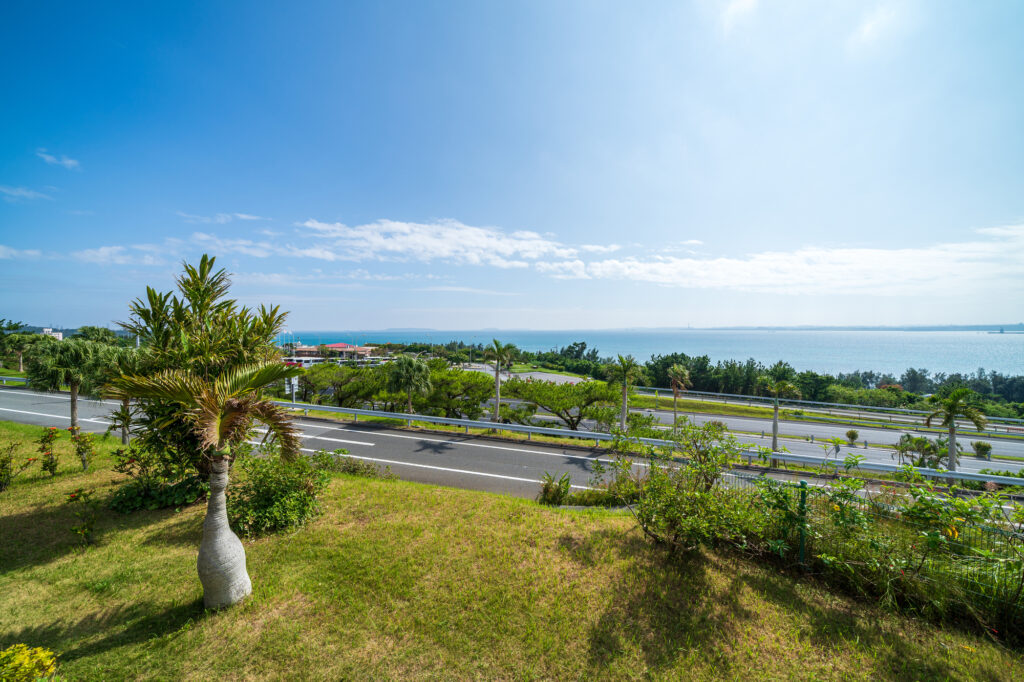 沖縄の道路と海、青空