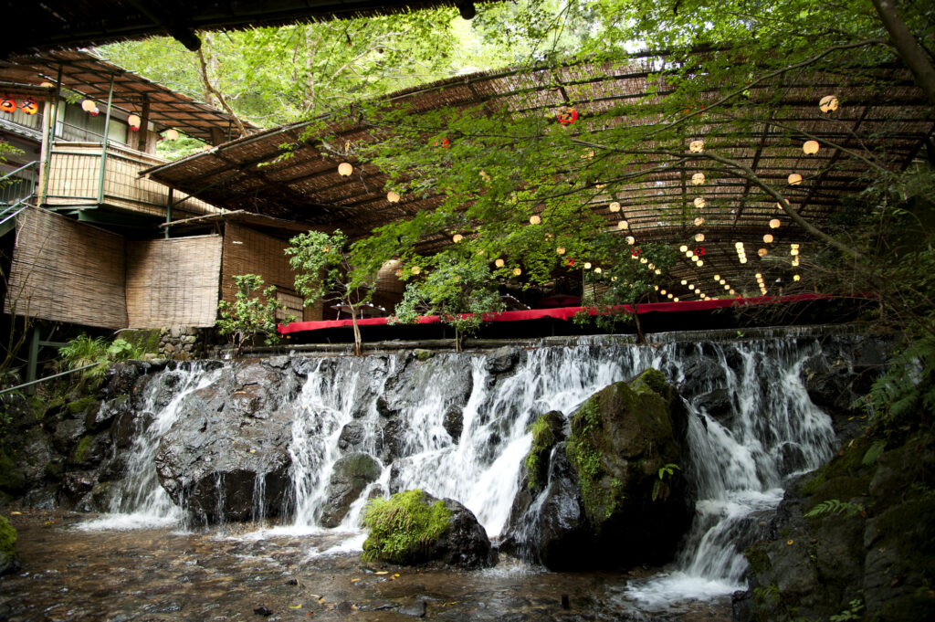 京都の奥座敷と呼ばれる貴船の涼しげな川床