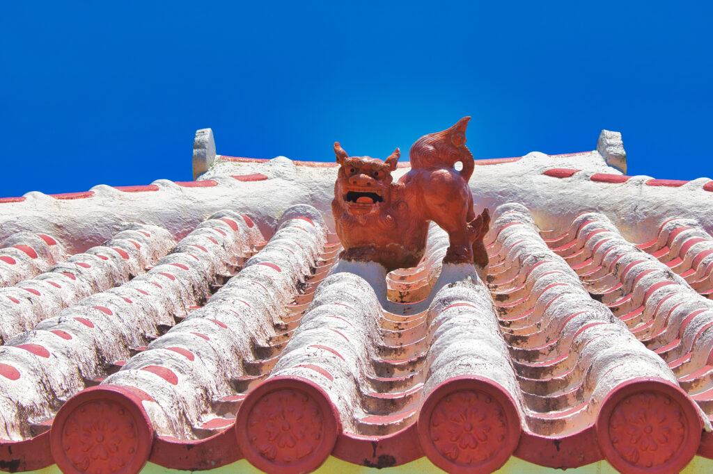 赤い屋根とシーサーと雲一つない空