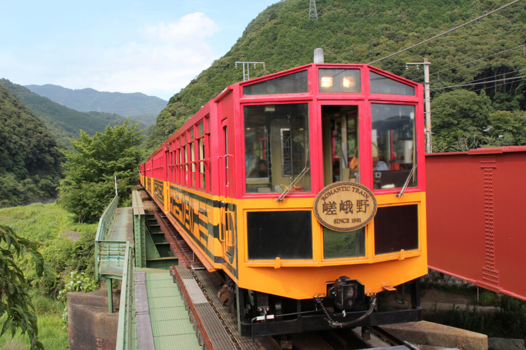 暑い夏も涼しく楽しめる嵯峨野トロッコ列車