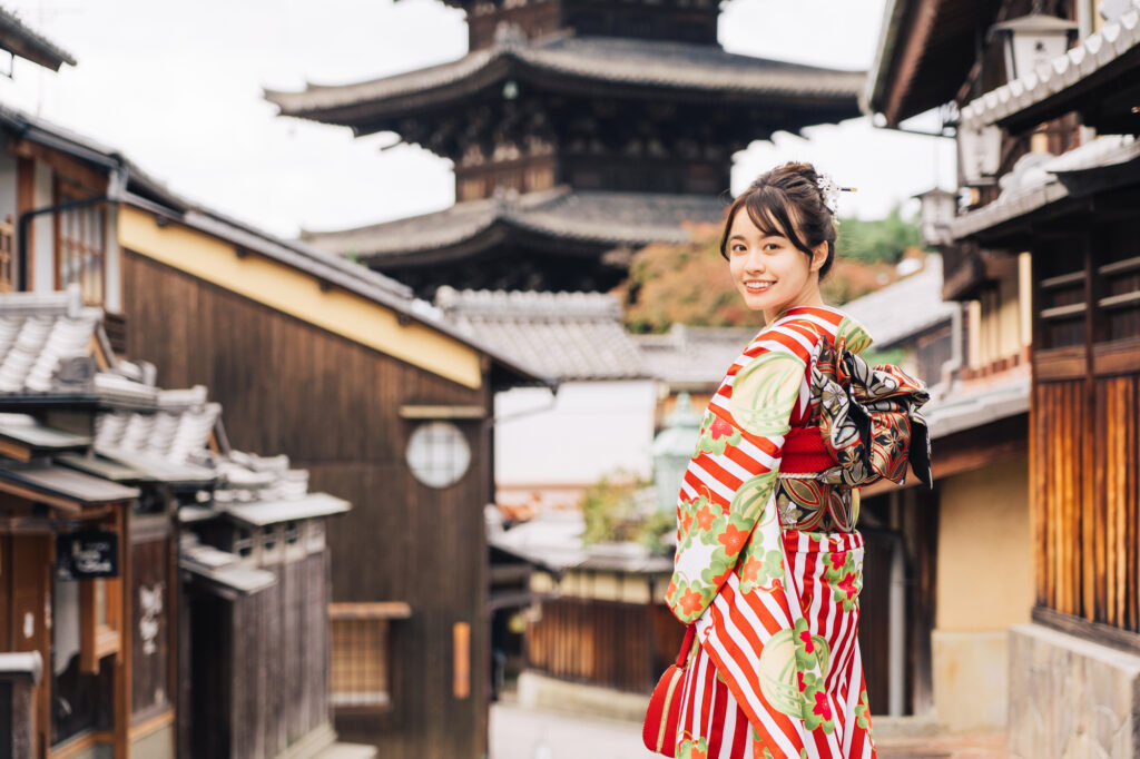 着物を着て京都観光する女性