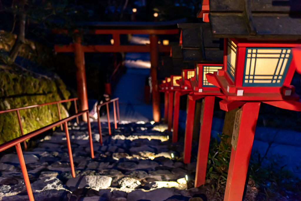丑の刻参りの聖地、貴船神社の夜の鳥居と石段
