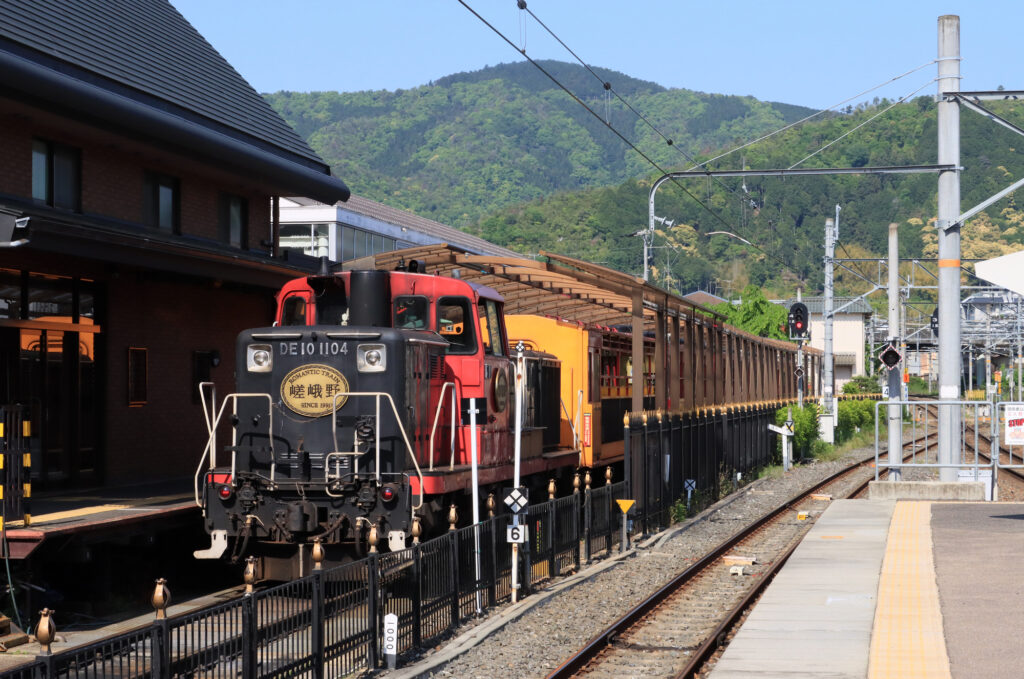 新緑の季節も、トロッコ列車の赤、新緑の緑、晴天の青空が綺麗に映えます