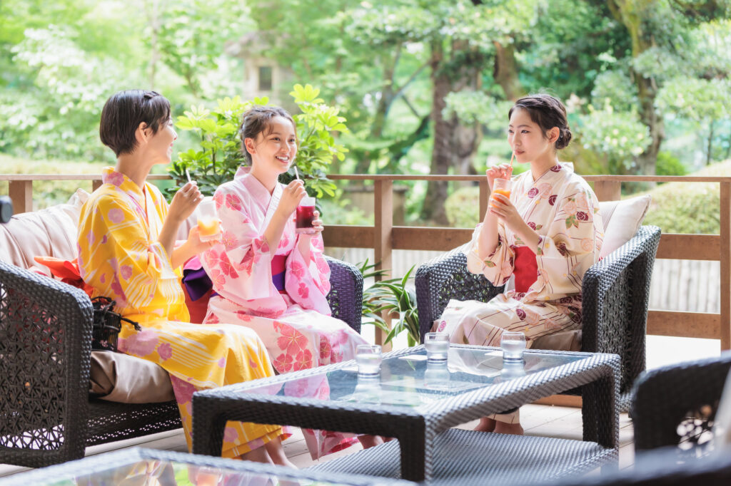嵐山のカフェでくつろぐ3人の着物女性