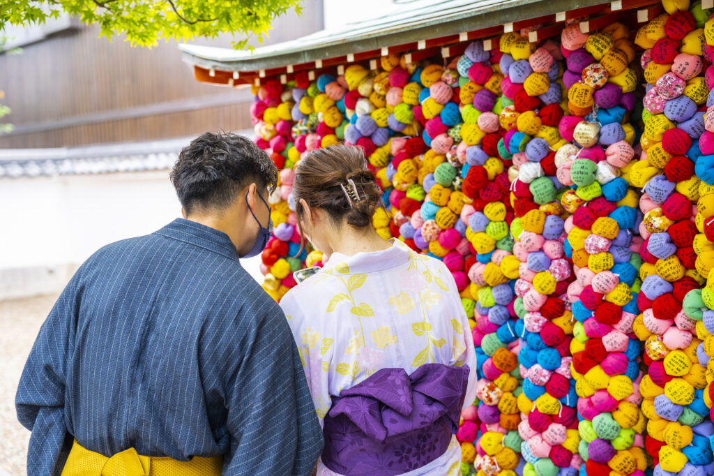 八坂庚申堂のくくり猿を訪れるカップル