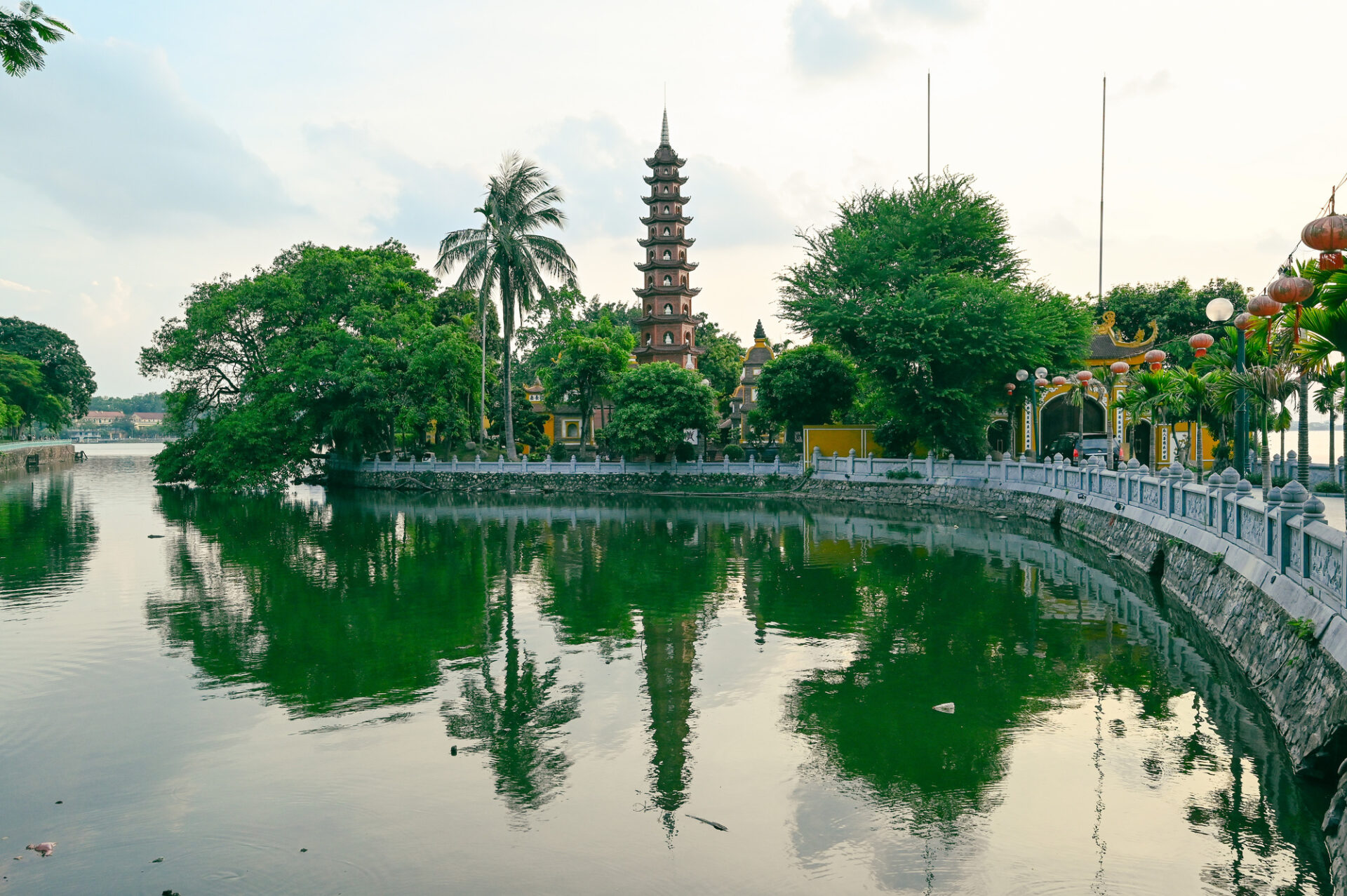 ベトナム・ハノイのタイ湖に佇む鎮国寺