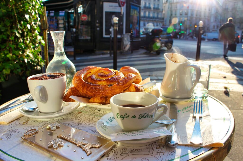 パリで有名なカフェ・ド・フロールでのひととき