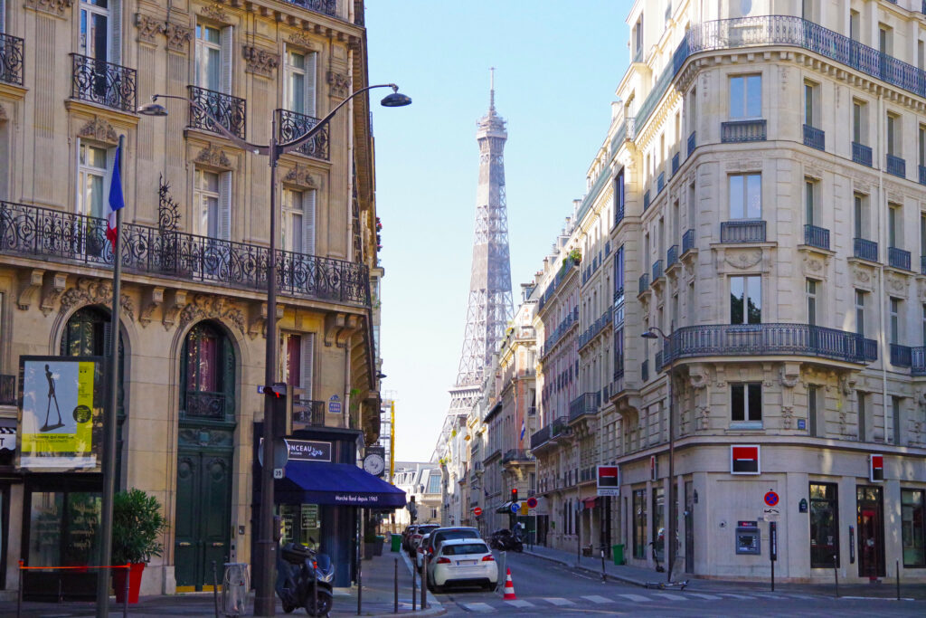 街角から見えるパリのシンボル、エッフェル塔