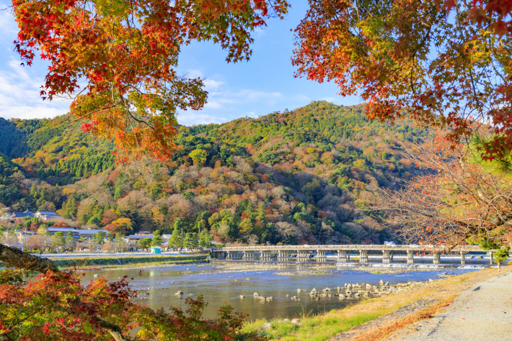 紅葉スポットとして人気の嵐山渡月橋