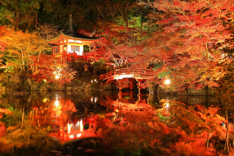 朱塗りのお堂と紅葉が弁天池に映り込む醍醐寺