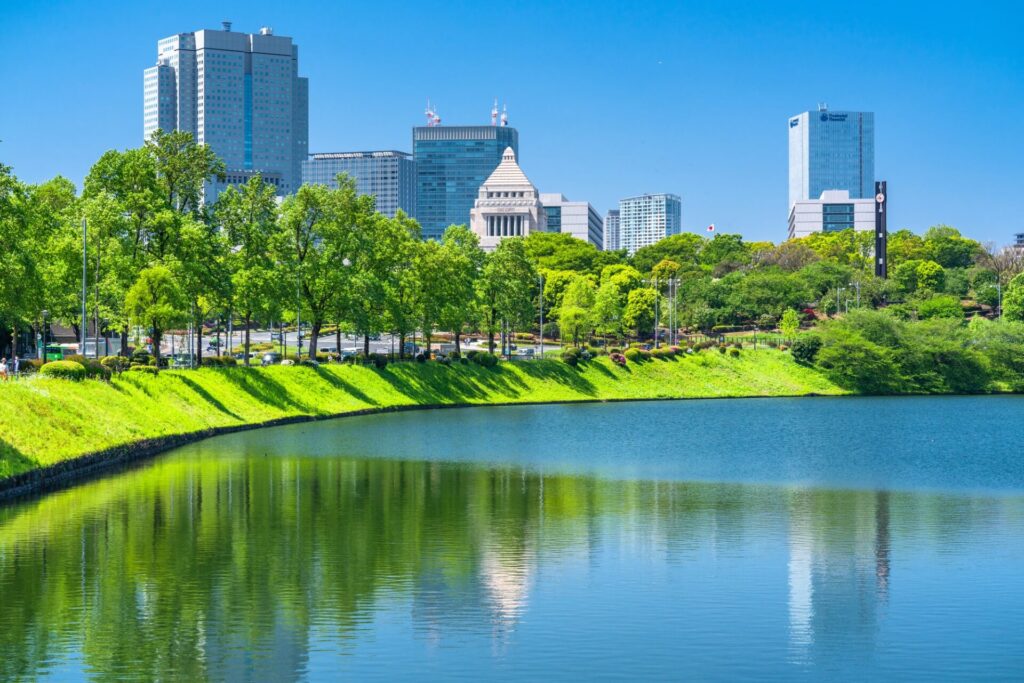 皇居外苑から望む国会議事堂