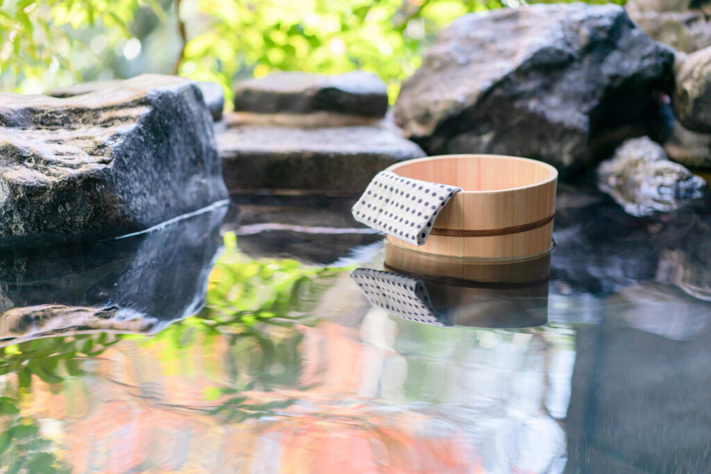 温泉に浮かぶ桶