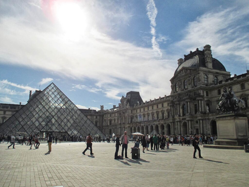 パリのおすすめ美術館：ルーヴル美術館からロダン美術館まで | VELTRA旅行ガイド