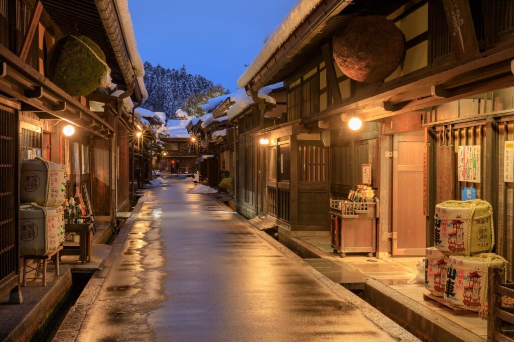 高山の街並みを歩く
