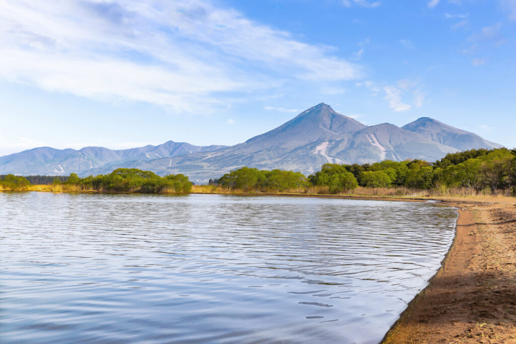 志田浜からの猪苗代湖と磐梯山　【福島県猪苗代町】
