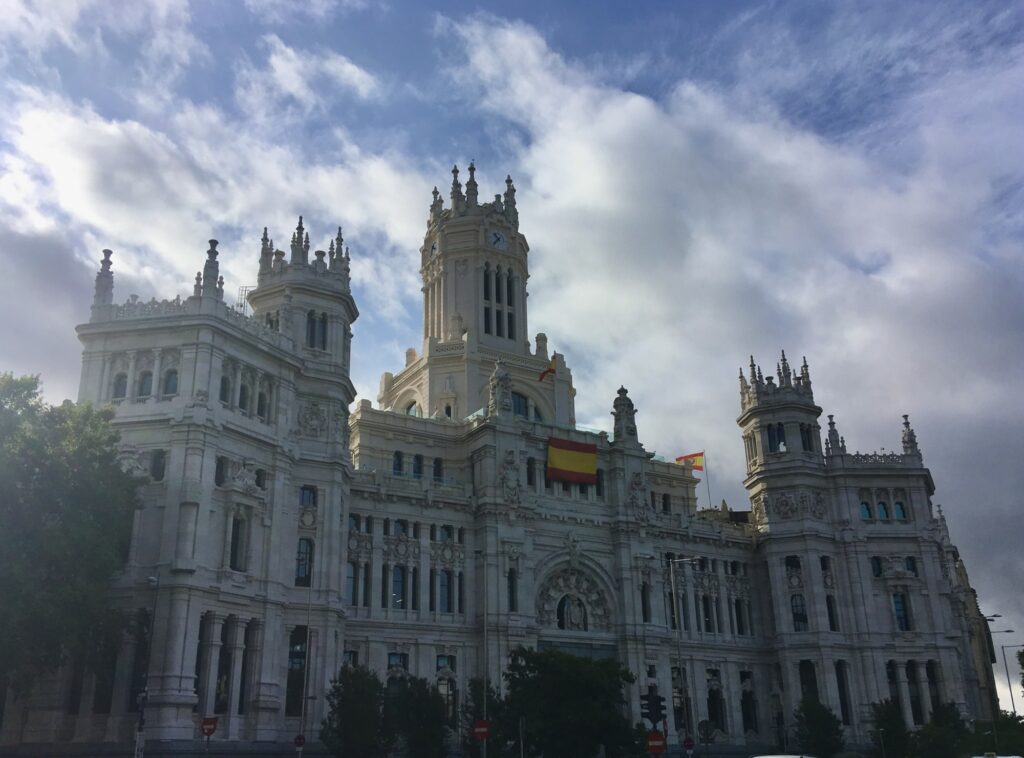 マドリードの人気観光地「シベレス広場、宮殿」