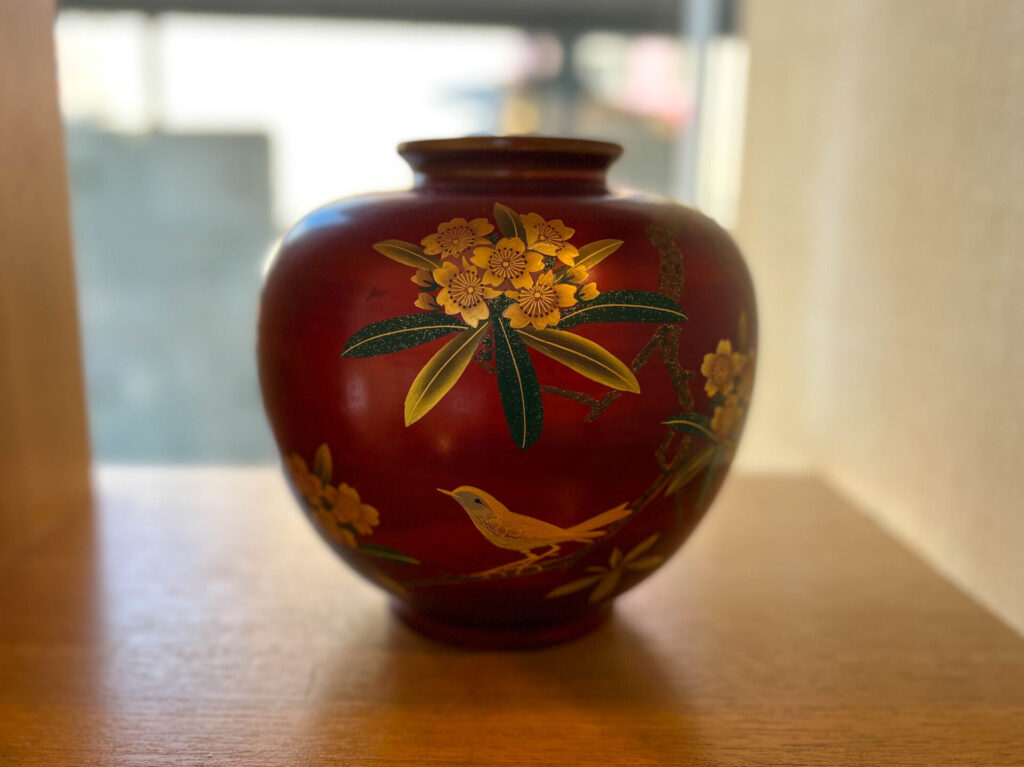 会津塗りの花瓶