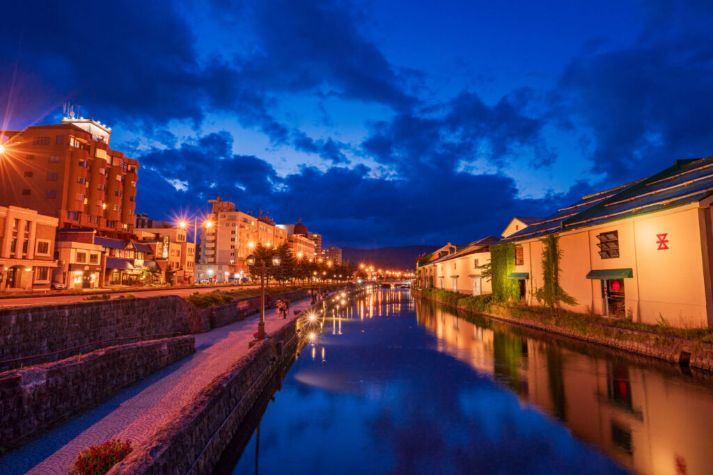 夜: 夜のロマンチックな小樽運河を満喫