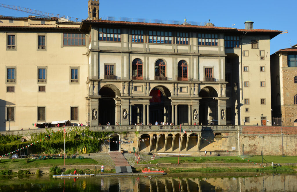 ウフィツィ美術館とアルノ川 