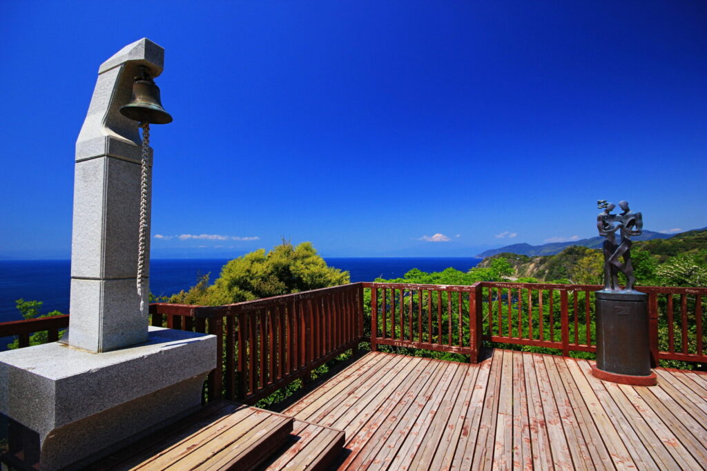 午後: 恋人岬で幸せ祈願