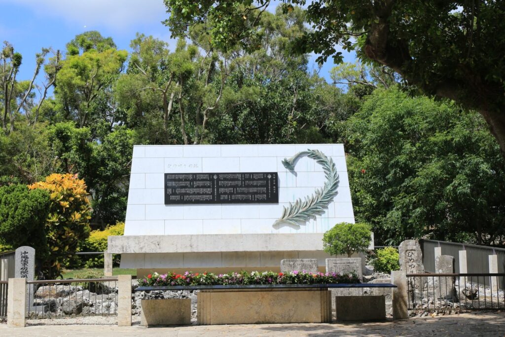 ひめゆりの塔・記念碑