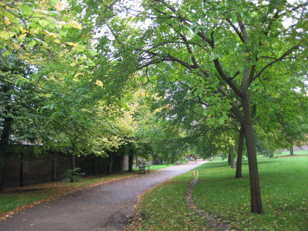 ケンジントン・ガーデンズ：歴史と自然の融合