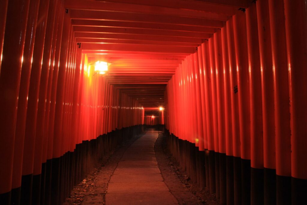 日が暮れより一層神秘的な伏見稲荷神社