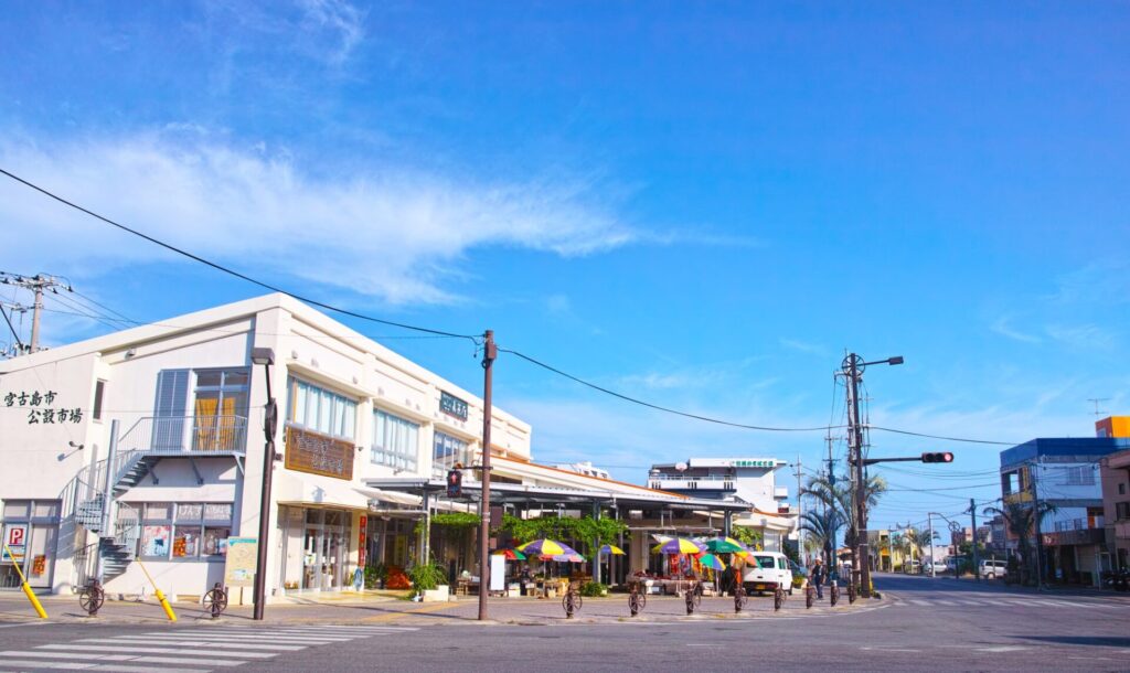 宮古島の公設市場前の交差点