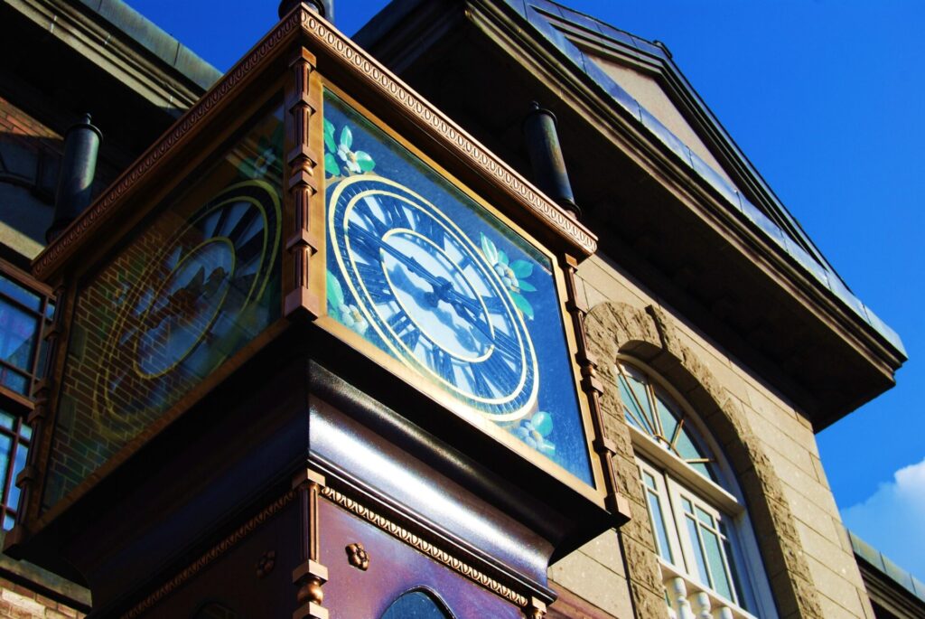 夕方: 小樽オルゴール堂でお土産を購入