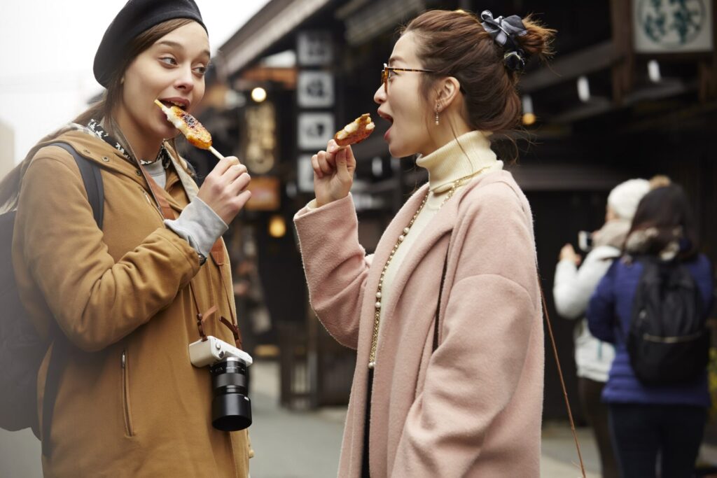 五平餅を頬張る観光客