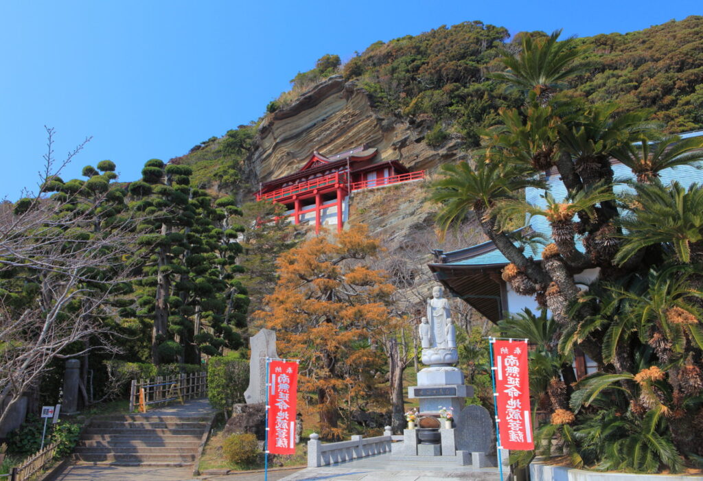 神秘的な崖観音