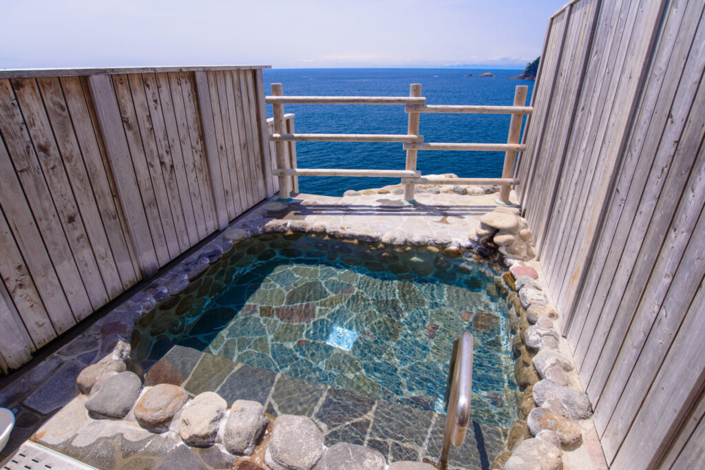 夜: 沢田公園露天風呂で海を見下ろす