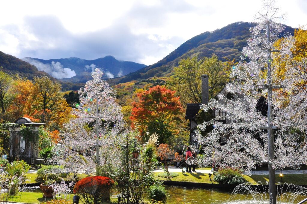 ガラスの森美術館のガラス庭園と紅葉