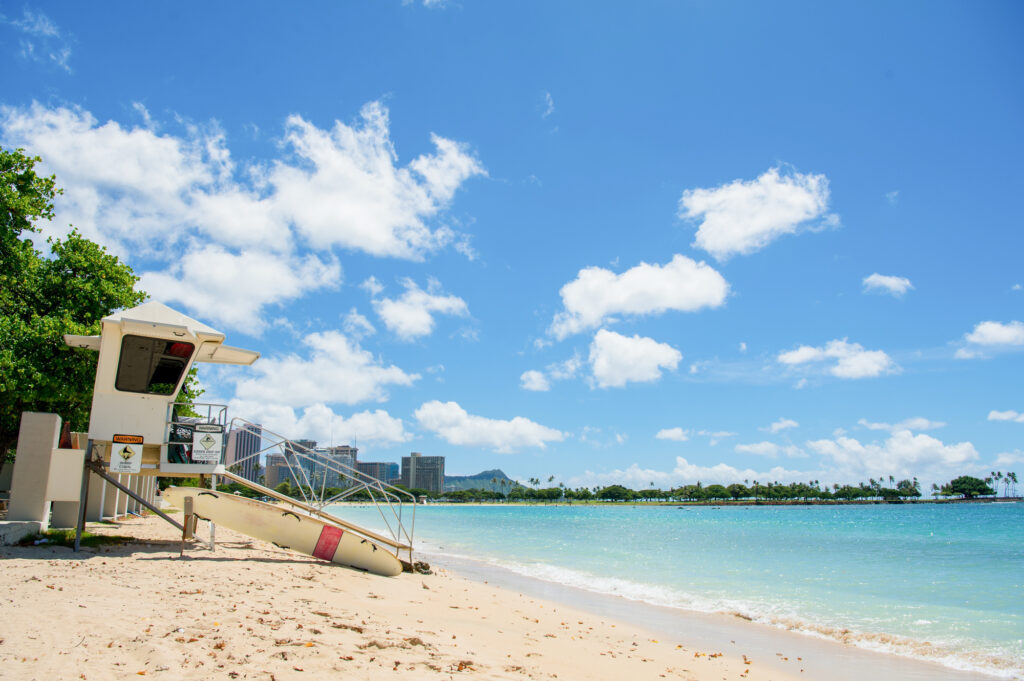 午前: アラモアナビーチでSUPヨガ